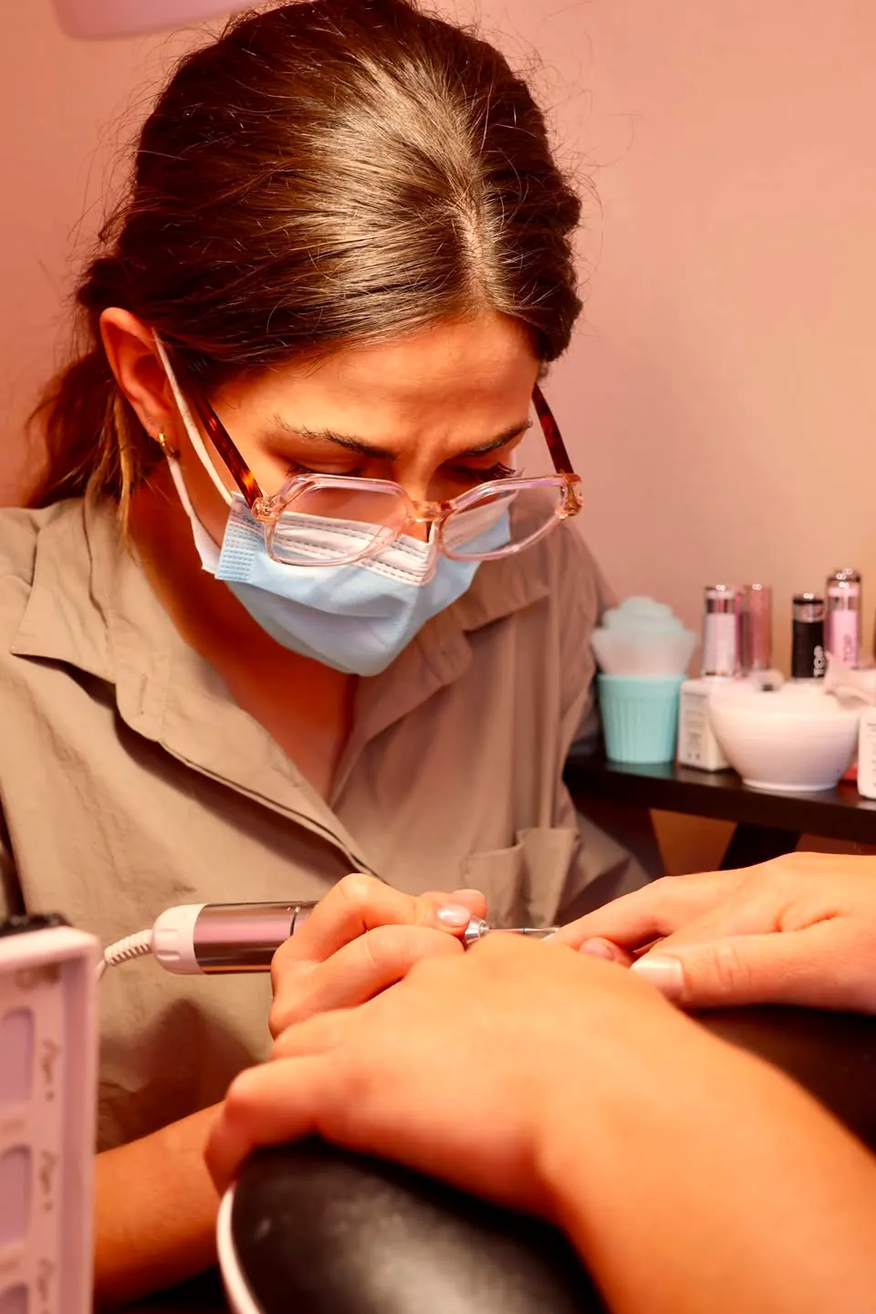 Cloé au travail, concentrée sur une pose d'ongles