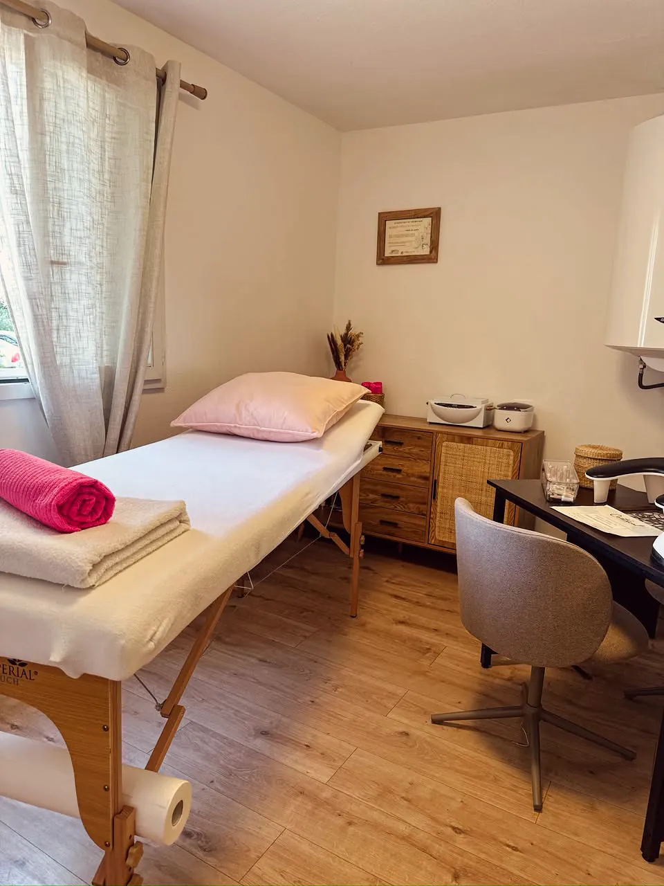La cabine de soin d'Eden Rose, table de soin près de la fenêtre