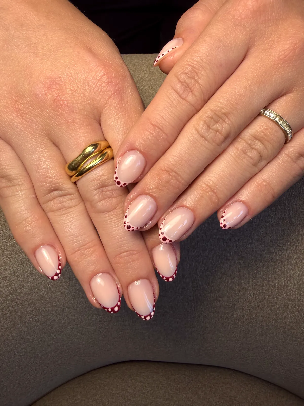 Nail art à pois rouges et blancs sur french